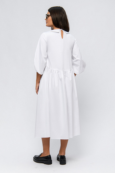 Платье белого цвета с пышными рукавами и завышенной талией