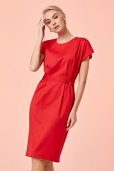 Платье красное с короткими рукавами и складками
