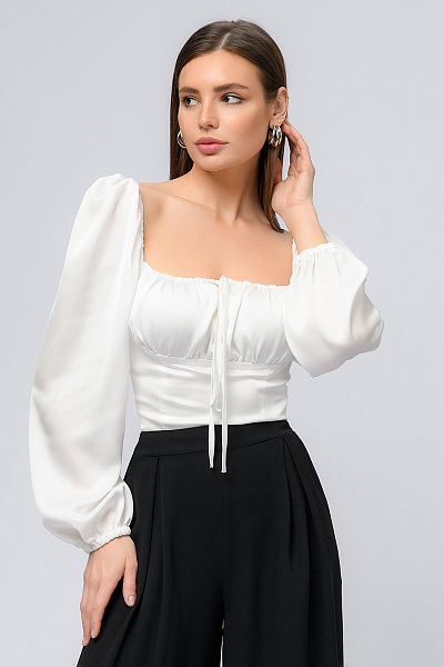 Блуза белая укороченная с вырезом каре и пышными рукавами