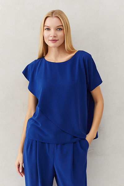 Блуза синего цвета без рукавов с ассиметричной деталью
