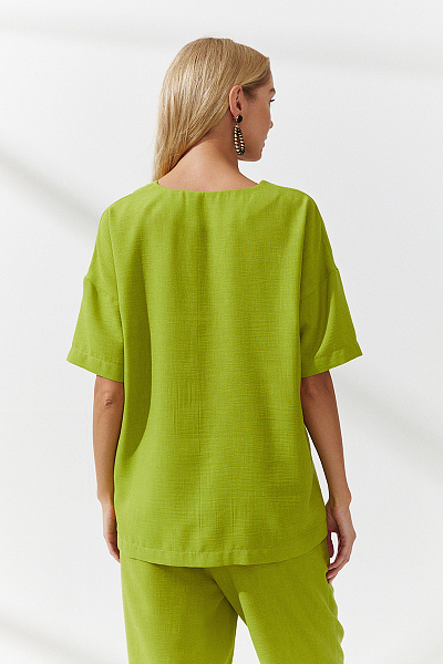 Блуза оливкового цвета с короткими рукавами и разрезами