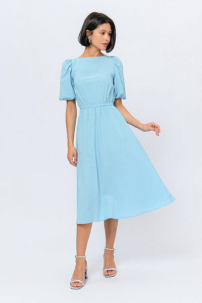 Платье голубого цвета длины миди с короткими рукавами