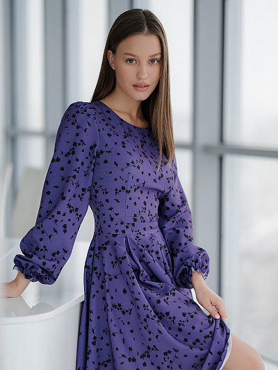 Платье фиолетовое с цветочным принтом 
