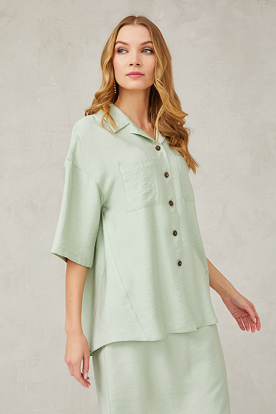Блуза мятного цвета с отложным воротником и накладными карманами