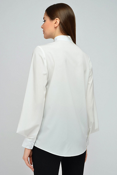 Блуза молочного цветас объемными рукавами и декоративной складкой