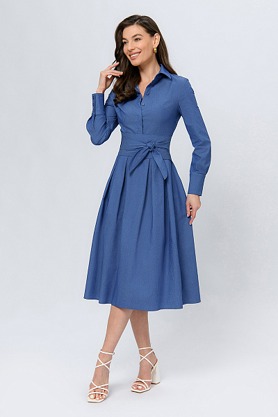 Платье голубого цвета длины миди с отложным воротником и поясом