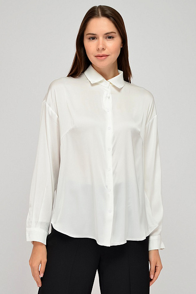 Блуза белая с воротником-стойкой и длинными рукавами