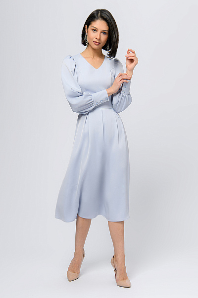 Платье серо-голубого цвета длины миди с длинными рукавами