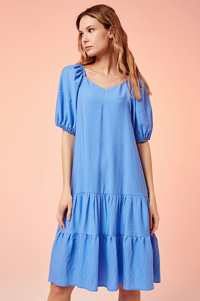 Платье голубое длины миди с двухъярусным подолом и короткими рукавами