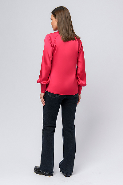 Блуза цвета фуксии с длинными рукавами и V-образным вырезом