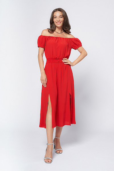 Платье красного цвета длины миди с открытыми плечами и разрезом на юбке