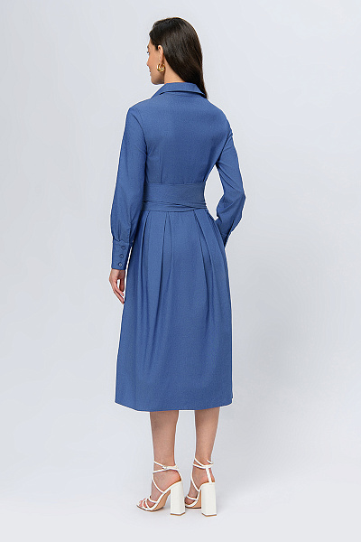 Платье голубого цвета длины миди с отложным воротником и поясом