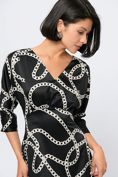 Платье черного цвета длины миди с принтом и V-образным вырезом