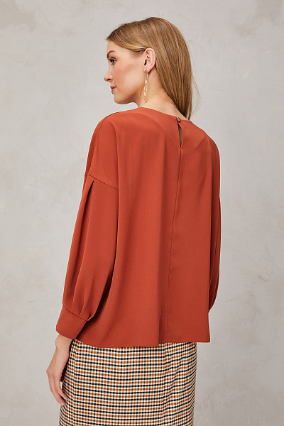 Блуза терракотового цвета со спущенным плечом и объёмными рукавами