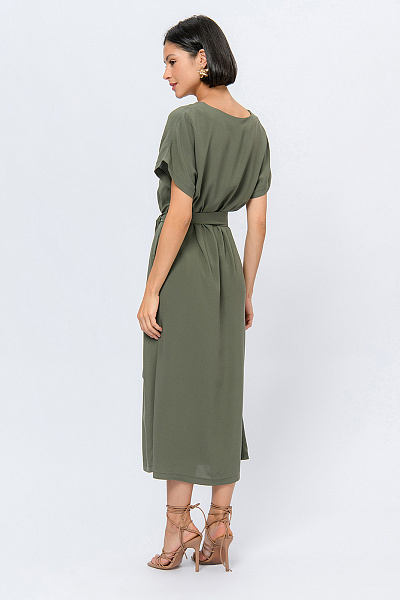 Платье цвета хаки длины миди с карманами и короткими рукавами