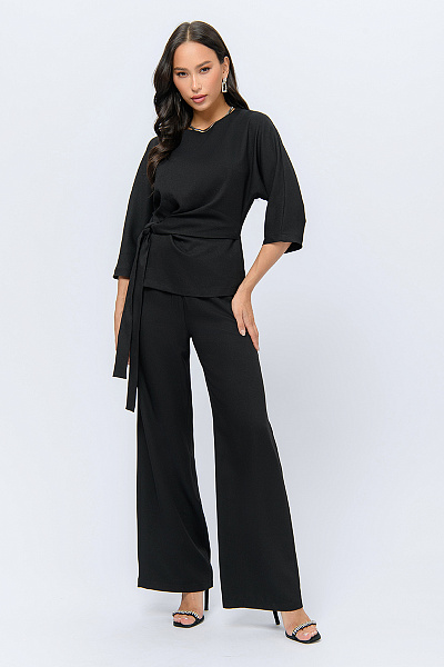 Блуза черного цвета с декоративным поясом