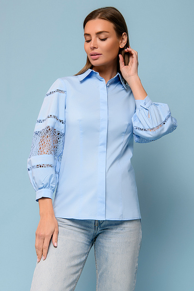 Блуза голубая с объемными рукавами и кружевной вставкой
