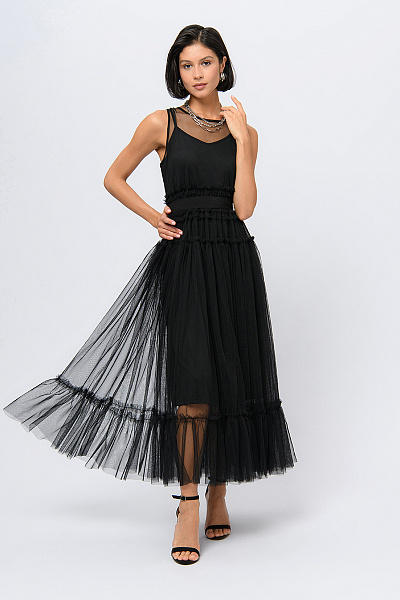 Платье черного цвета длины макси двухслойное с фатиновым верхом без рукавов
