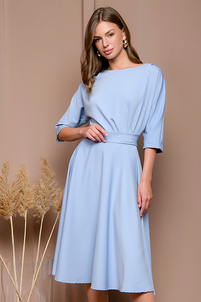 Платье голубое длины миди с защипами на талии