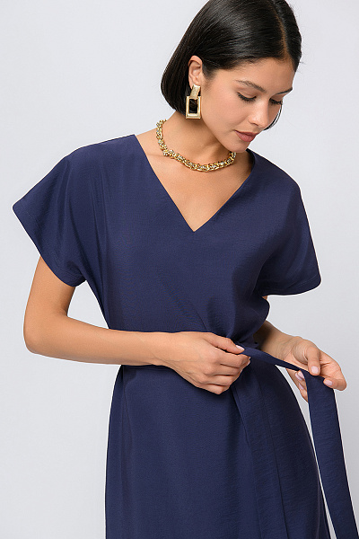 Платье темно-синего цвета длины миди с карманами и короткими рукавами