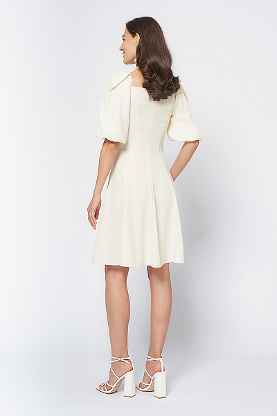 Платье ванильного цвета длины мини с объемными рукавами