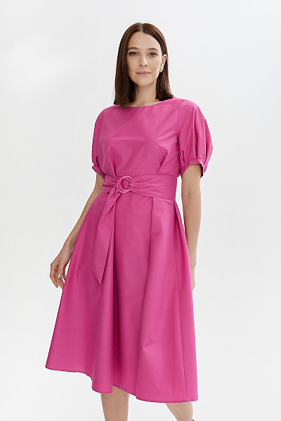 Платье цвета фуксии длины миди с объемными рукавами и поясом