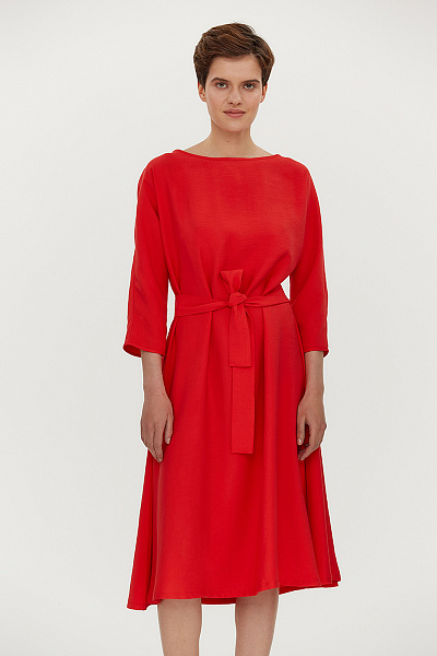 Платье красное длины миди с карманами и поясом
