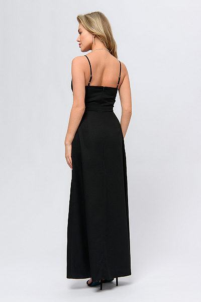 Платье черного цвета длины макси с имитацией запаха и открытыми плечами