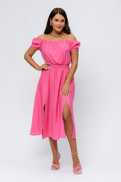 Платье розовое длины миди с открытыми плечами и разрезом на юбке