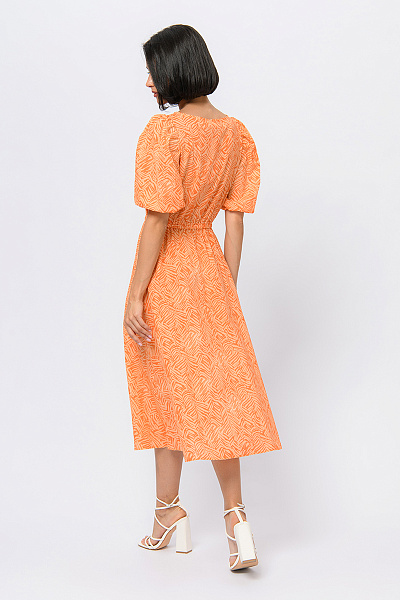 Платье оранжевого цвета длины миди с короткими рукавами