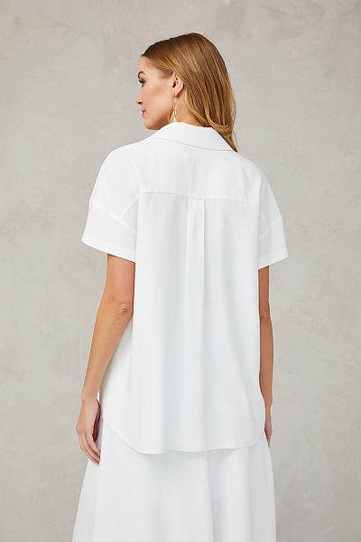 Блуза белая с накладными карманами и короткими рукавами