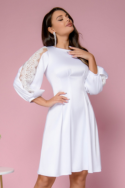 Платье белое длины мини с объемными рукавами и расклешенной юбкой