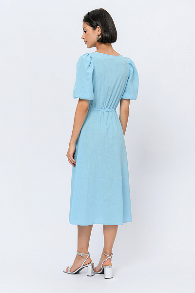Платье голубого цвета длины миди с короткими рукавами