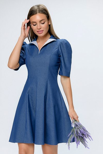Платье синее длины мини с белым воротничком и расклешенной юбкой