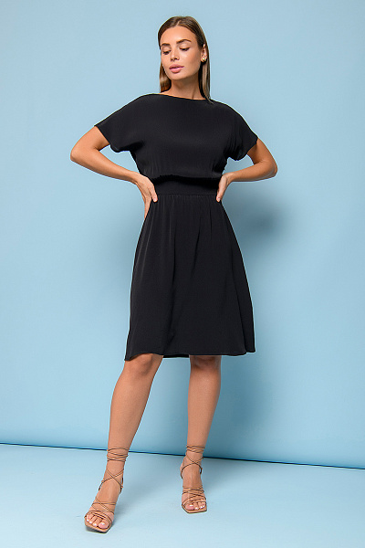 Платье черное длины мини с короткими рукавами