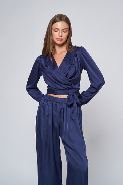 Блуза темно-синяя с длинными рукавами и запахом