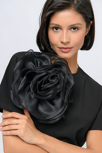 Джемпер черного цвета с декоративным объемным цветком
