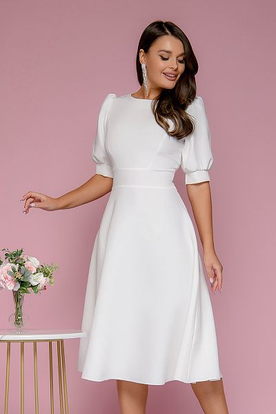 Платье белое длины миди с фигурным вырезом на спинке