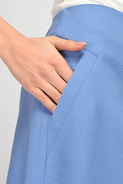 Юбка трапеция голубого цвета длины миди с карманами