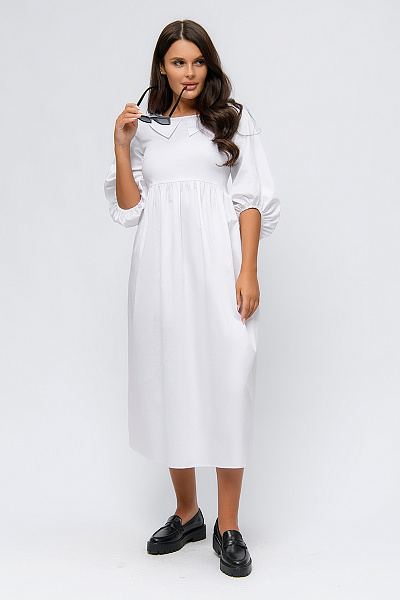 Платье белого цвета с пышными рукавами и завышенной талией