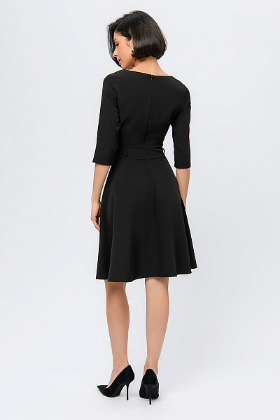 Платье черного цвета с рукавами 3/4 и расклешенной юбкой
