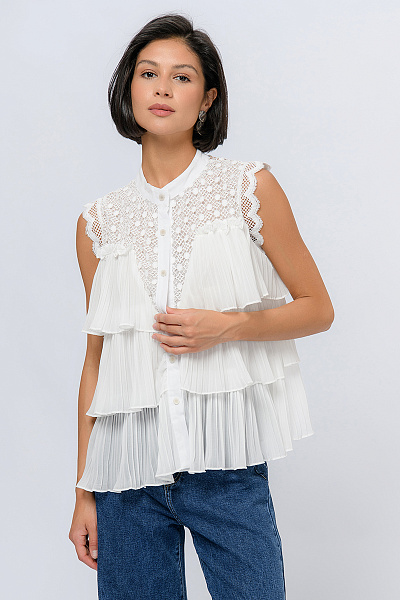 Блуза белого цвета с воланами на пуговицах