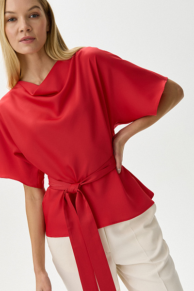 Блуза красная с короткими рукавами и поясом