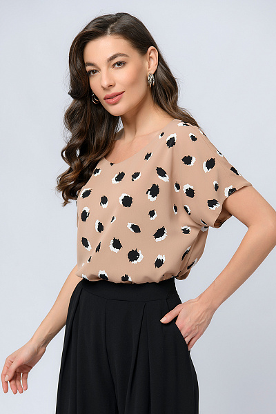 Блуза бежевого цвета с принтом и короткими рукавами