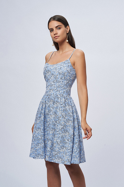 Платье голубое с цветочным принтом длины мини на бретелях