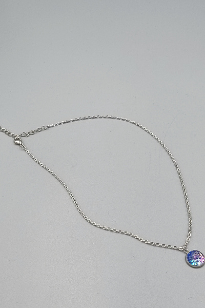 Украшение на шею из серебристой цепочки с голубой вставкой расцветки «хамелеон» под чешую