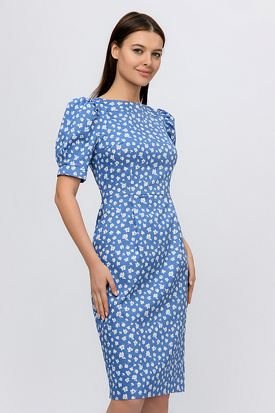 Платье длины миди голубого цвета с цветочным принтом и короткими рукавами