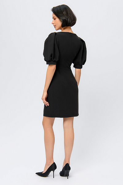 Платье черное длины мини с прямоугольным вырезом