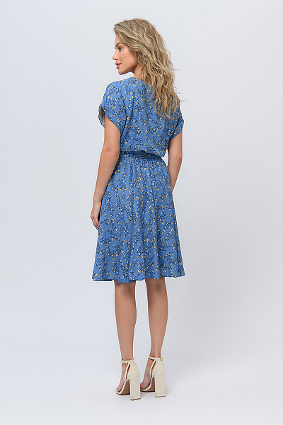 Платье синего цвета длины миди с цветочным принтом и короткими рукавами