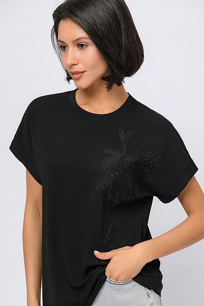 Блуза трикотажная черного цвета с декоративной вышивкой